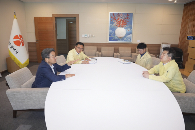강기정 광주광역시장(왼쪽)이 29일 오전 시청 접견실에서 김용균 행정안전부 안전정책실장과 이선무 중앙합동조사단 광주반장(행안부 농축산해양재난대응과장)을 만나 광주시 피해지역의 신속한 특별재난지역 지정과 국고 지원 필요성을 강조하고 있다./사진=광주시
