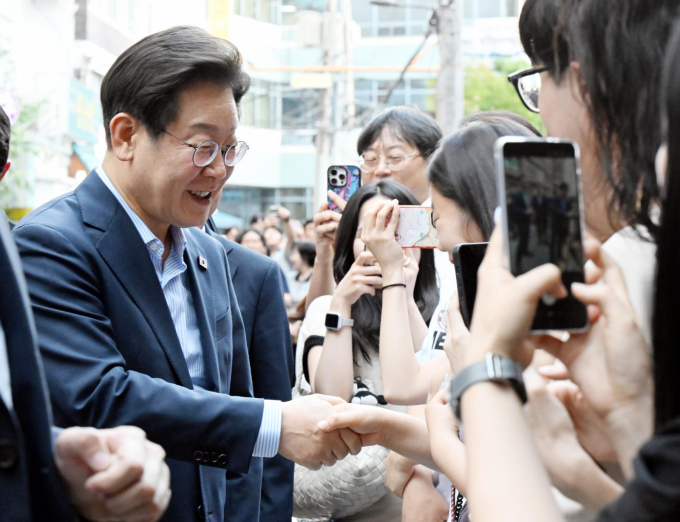 이재명 대통령이 광복 80주년을 맞아 자신의 페이스북 계정을 통해 국민대축제에 참석할 국민을 직접 초청하는 글을 게재했다. 사진은 지난 11일 이재명 대통령이 외식 행사를 위해 서울 종로구 한 식당으로 걸어서 이동하던 중 시민들과 인사하는 모습. /사진=뉴시스(대통령실통신사진기자단)