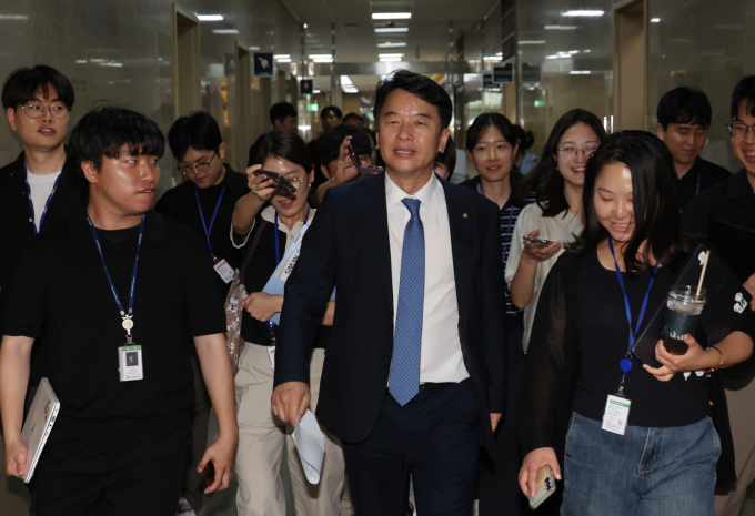더불어민주당이 다음달 4일 국회 본회의에서 노란봉투법을 처리하겠다는 방침에 변함 없다는 입장을 전했다. 사진은 지난 2일 문진석 더불어민주당 원내수석부대표가 서울 여의도 국회에서 국민의힘 원내수석, 법사위 간사와의 회동을 위해 이동하고 있는 모습. /사진=뉴시스