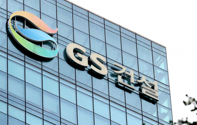 GS건설이 상반기 연결기준 2324억원의 영업이익을 기록했다. 사진은 GS건설 본사 로고 모습. /사진=뉴시스
