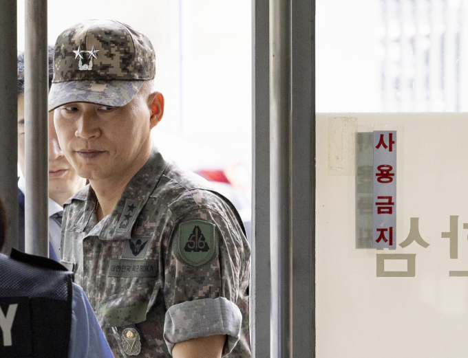 이명현 특별검사팀이 30일 이종섭 전 국방부 장관 측근인 박진희 전 군사보좌관을 재소환해 조사중이다. 박진희 전 국방부 군사보좌관이 30일 서울 서초구 순직해병 특검 사무실에 참고인 신분으로 출석하고 있다. /사진=뉴시스
