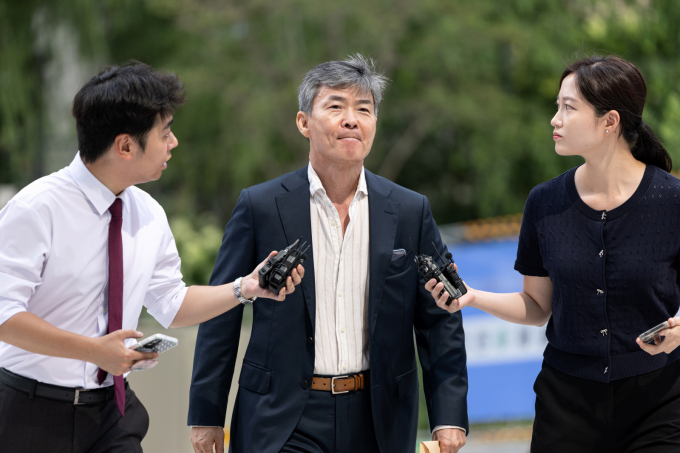 김건희 여사의 측근으로 알려진 이종호 전 블랙펄인베스트 대표가 30일 서울 종로구 소재 김건희 특검팀 사무실에 피의자 신분으로 세번째 출석했다. 이종호 전 블랙펄인베스트먼트 대표가 30일 서울 종로구 김건희 특검팀(특별검사 민중기)으로 3차 소환조사를 받기 위해 들어서고 있다. /사진=뉴스1