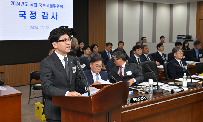 한국공항공사가 리더십 부재로 흔들리는 가운데 항공업과 무관한 낙하산 인사 관행이 조직 경쟁력을 떨어뜨렸다는 목소리가 나온다. 사진은 국정감사 당시 이정기 부사장의 모습. /사진=뉴시스