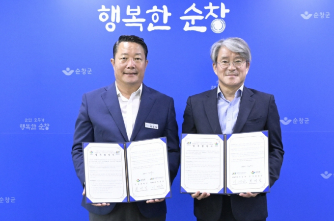 최영일 순창군수(사진 왼쪽부터)와 이경윤 전북문화광광재단 대표이사가 '순창 쉴랜드' 체류형 관광 활성화를 위한 업무 협약식을 마치고 기념 촬영을 하고 있다./사진=순창군