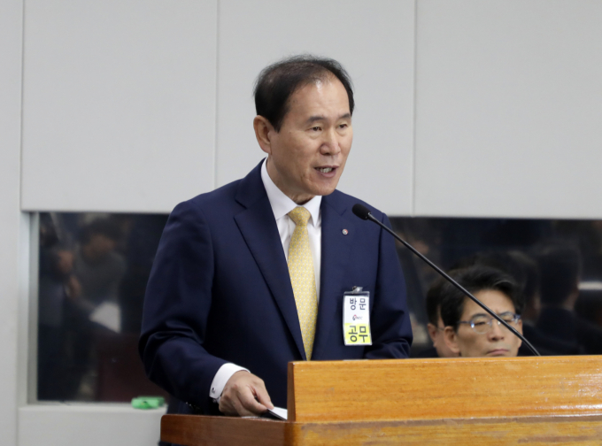 김동섭 한국석유공사 사장이 지난해 10월17일 울산 중구 석유공사 본사에서 열린 국회 산업통상자원중소벤처기업위원회 국정감사에서 업무현황을 보고하고 있다. /사진=뉴스1