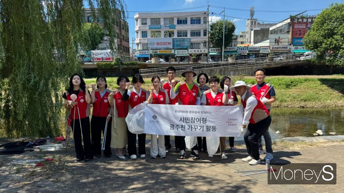롯데백화점 광주점 샤롯데봉사단은 30일 최근 집중호우에 직격탄을 맞은 광주천 주변 환경절화활동을 끝낸 후 기념사진을 찍고있다/사진=롯데백화점 홍보 3팀 제공.