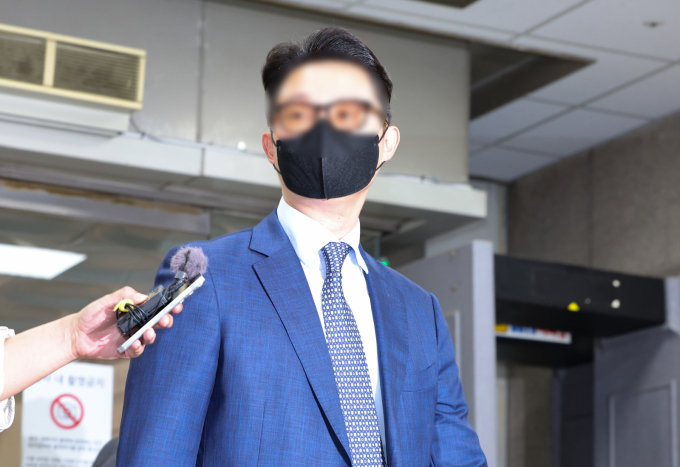  윤석열 전 대통령 부인 김건희 여사에게 고가 금품을 건넨 의혹을 받는 윤영호 전 통일교 세계본부장이 30일 구속 기로에 섰다. 김 여사에게 고가 선물을 전달하고 통일교 현안을 청탁한 의혹을 받는 윤 전 본부장이 30일 서울 서초구 서울중앙지방법원에서 열린 구속 전 피의자 심문(영장실질심사)에 출석한 모습. /사진=뉴시스