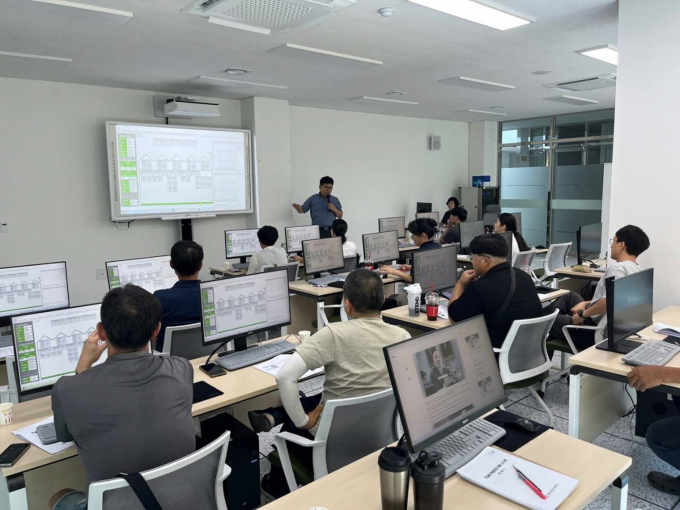 지난 29일 농업기술센터 미래농업교육관에서 임대형 스마트팜 입주 예정 농업인을 대상으로 복합환경제어 프로그램 실습 교육이 열리고 있다./사진제공=경북 봉화군