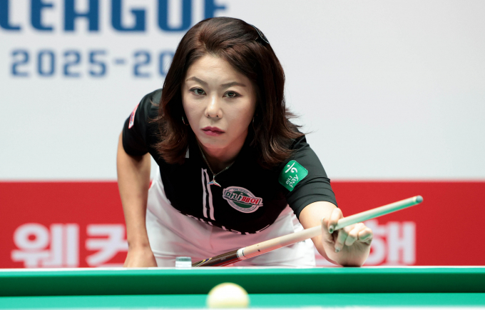 하나카드가 휴온스를 꺾고 1라운드 우승을 차지했다. 사진은 30일 경기 고양킨텍스 PBA스타디움에서 열린 웰컴저축은행 PBA 팀리그 2025-26 1라운드 최종일 휴온스와의 경기에 나선 나지 김가영의 모습. /사진=프로당구협회(PBA) 제공