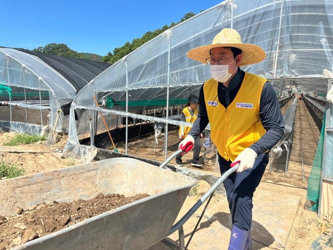 정명근 화성특례시장이 30일 자원봉사자들과 자매도시 경상남도 합천군을 찾아 수해복구 지원에 참여했다. /사진제공=화성특례시