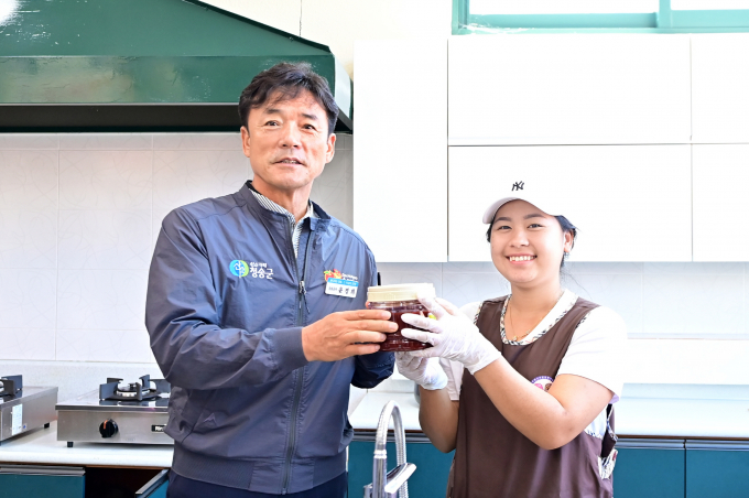 윤경희 청송군수가 프로그램에 참여한 한 결혼이민여성과 고추장을 들어보이고 있다./사진제공=경북 청송군