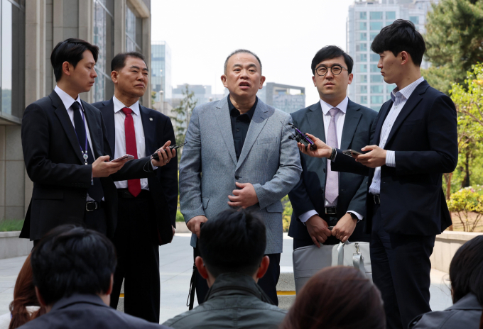 민중기 특별검사팀이 공천개입 의혹을 받는 명태균씨를 오는 31일부터 이틀동안 특검 사무실로 불러 조사할 예정이다. 사진은 지난 4월30일 공천개입 의혹 및 여론조사 조작 의혹을 받고 있는 명태균 씨가 서울 서초구 서울고등검찰청으로 조사를 받기 위해 출석하며 취재진 질문에 답하고 있는 모습. /사진=뉴시스