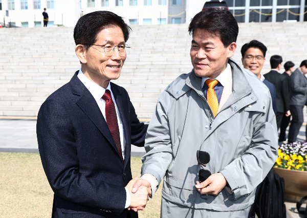 한국사 강사 출신 전한길씨가 국민의힘 당권 주자들에게 일종의 '면접'을 예고한 가운데 일부 후보 측이 전씨에게 답변하겠다는 입장을 밝혔다. 사진은 지난 4월 대선을 앞두고 김문수 전 노동부 장관과 한국사 강사 출신 전한길씨가 악수하는 모습. /사진=뉴스1