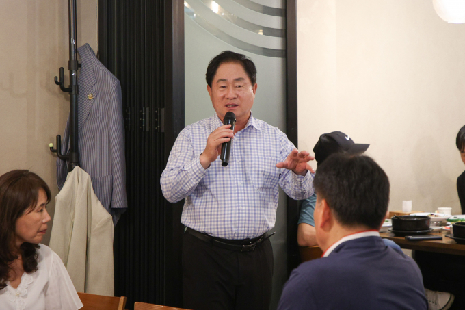 주광덕 남양주시장이 30일 청결한 도시 환경을 조성하기 위해 현장에서 업무를 수행하는 읍면동 환경미화원 60명을 초청해 노고를 치하하고 있다. /사진제공=남양주시