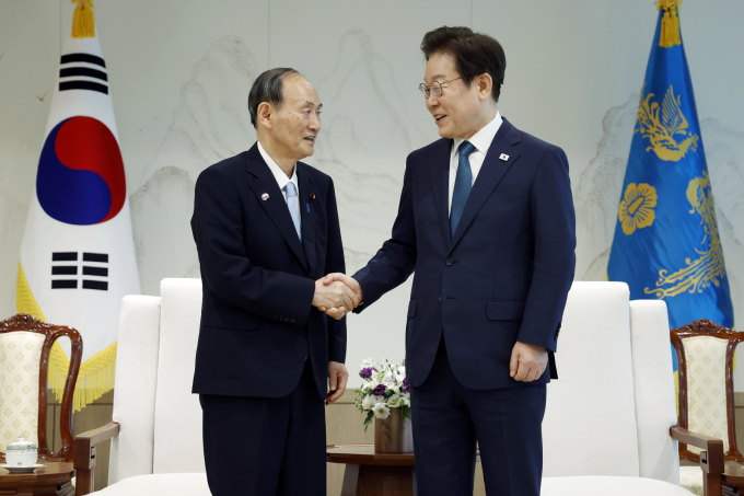 이재명 대통령이 30일 서울 용산구 대통령실 청사에서 스가 요시히데 전 일본 총리를 접견하며 한일관계가 서로 도움이 되는 좋은 관계로 발전되길 바란다고 밝혔다. 이재명 대통령이 30일 서울 용산 대통령실 청사에서 한일의원연맹 회장인 스가 요시히데 전 일본 총리를 접견하고 있다. /사진=뉴시스