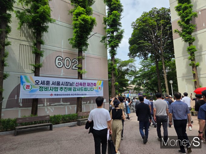 오세훈 서울시장은 30일 목동6단지의 정비사업 기간을 기존보다 최대 7년까지 단축하겠다는 계획도 발표했다. 사진은 이날 오 시장이 목동6단지에서 주민 간담회를 진행하고 브리핑장으로 이동하는 모습. /사진=이화랑 기자