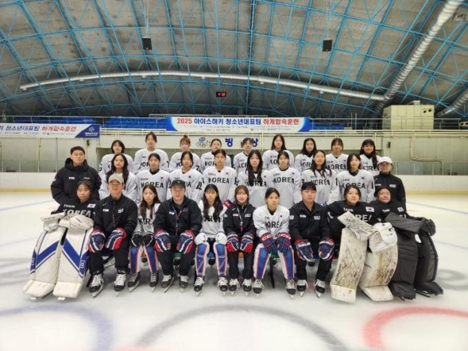 여자 청소년 아이스하키 대표팀.(대한아이스하키협회 제공)