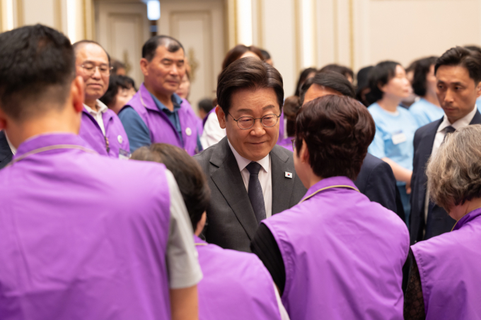 대검찰청이 30일 이태원 참사 진상규명 검·경 합동수사팀을 출범했다. 사진은 지난 16일 이재명 대통령이 서울 종로구 청와대 영빈관에서 열린 ‘기억과 위로, 치유의 대화’ 사회적 참사 유가족 간담회에서 유가족들과 인사를 나누는 모습. /사진=뉴스1(대통령실 제공)