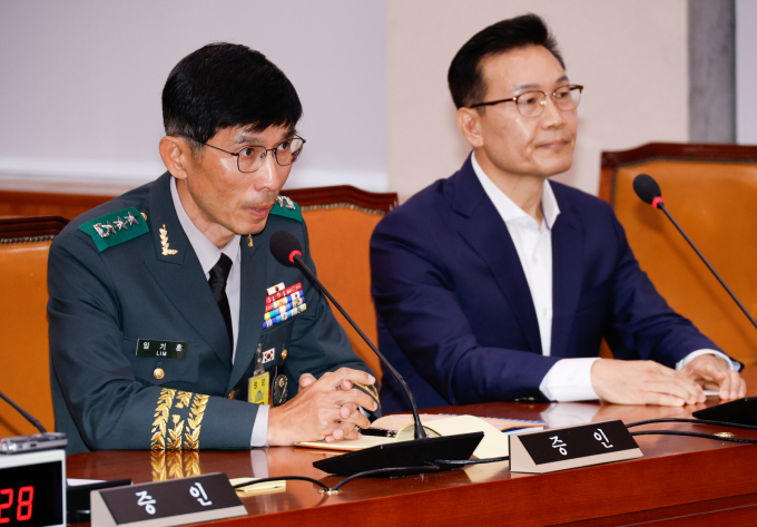 임기훈 전 국방비서관이 순직해병 수사 방해 및 사건 은폐 의혹을 수사하는 이명현 특별검사팀의 비공개 소환 조사에 출석해 윤석열 전 대통령 격노를 인정하는 진술을 했다. 사진은 지난해 10월14일 임기훈 국방대학교 총장(왼쪽)이 서울 여의도 국회 법사위에서 열린 고위공직자범죄수사처 국정감사에 출석해 의원 질의에 답하고 있는 모습. /사진=뉴스1