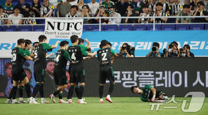 팀 K리그 김진규가 30일 오후 경기 수원시 팔달구 수원월드컵경기장에서 열린 2025 쿠팡플레이 시리즈 팀 K리그와 뉴캐슬 유나이티드의 경기에서 선제골을 넣은 뒤 기뻐하고 있다. 2025.7.30/뉴스1 ⓒ News1 김영운 기자