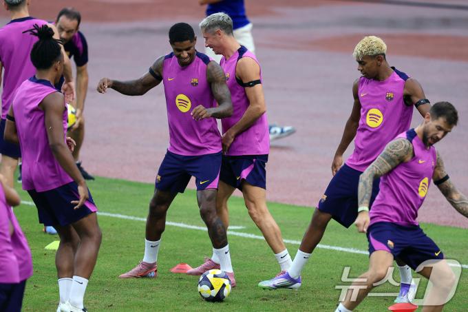 30일 경기도 고양시 일산서구 고양종합운동장에서 미디어 공개로 진행된 FC 바르셀로나 훈련 세션에서 마커스 래시퍼드와 레반도프스키, 라민 야말 등이 훈련을 하고 있다. 2025.7.30/뉴스1 ⓒ News1 박정호 기자