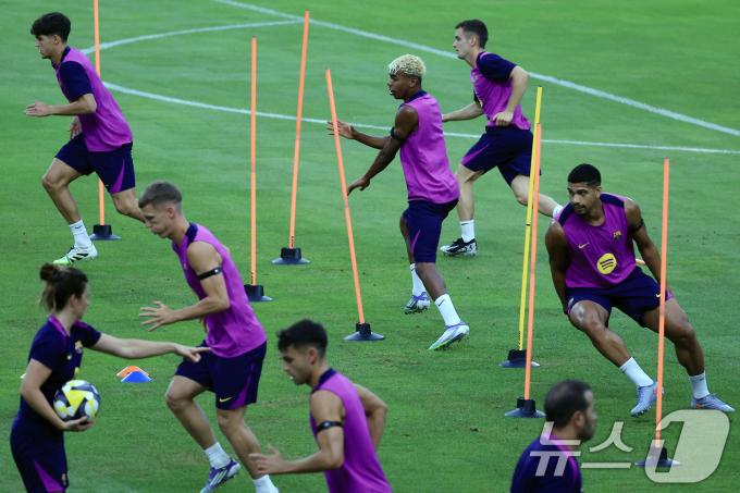 30일 경기도 고양시 일산서구 고양종합운동장에서 미디어 공개로 진행된 FC 바르셀로나 훈련 세션에서 라민 야말 등 선수들이 훈련에 매진하고 있다. 2025.7.30/뉴스1 ⓒ News1 박정호 기자