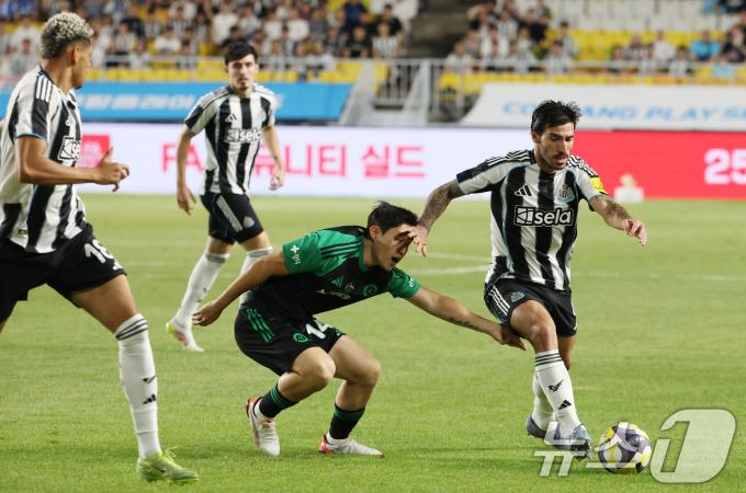 뉴캐슬 토날리가 30일 오후 경기 수원시 팔달구 수원월드컵경기장에서 열린 2025 쿠팡플레이 시리즈 팀 K리그와 뉴캐슬 유나이티드의 경기에서 공격을 하고 있다. 2025.7.30/뉴스1 ⓒ News1 김영운 기자