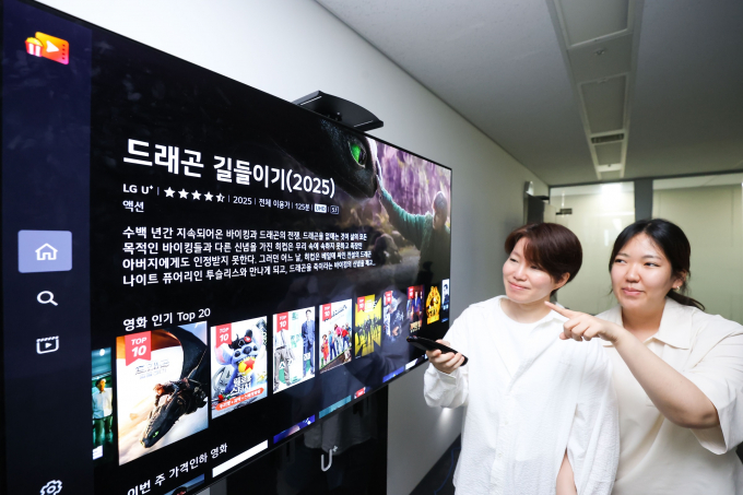 LG유플러스가 LG전자와 손잡고 스마트TV 사용자를 위한 영상 콘텐츠 서비스인 'LG Movies & TV'를 국내에 출시했다. 사진은 LG유플러스 직원이 'LG Movies & TV' 서비스를 시청하는 모습./사진=lg유플러스 제공