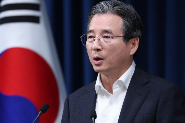 대통령실이 미국과의 관세협상에서 상호관세뿐만 아니라 한국산 자동차에 대한 미국 관세도 15%로 낮췄으며 국내 쌀과 소고기 시장은 추가 개방하지 않는 것으로 합의했다고 밝혔다. 사진은 김용범 정책실장이 31일 서울 용산 대통령실 청사에서 한미 관세 협상 타결 관련 브리핑을 하고 있는 모습. /사진=뉴스1