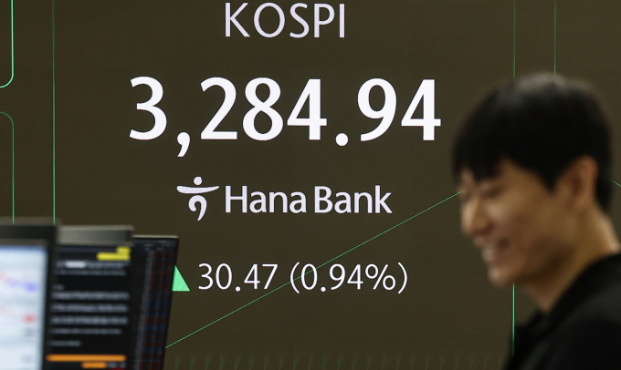 31일 오전 서울 중구 하나은행 딜링룸 전광판에 개장 시황이 나오고 있다.  이날 코스피는 전 거래일 대비 21.31포인트(0.65%) 오른 3275.78에 코스닥은 2.54(0.32%) 상승한 806.21에 거래를 시작했다./사진=뉴스1
