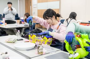 롯데가 mom편한 시리즈, 대학생 밸유 봉사단, 청춘책방 등 다양한 나눔 활동을 전개하고 있다. 사진은 밸유 봉사단 3기가 롯데케미칼 의왕사업장에 방문해 사회공헌활동을 하는 모습. /사진=롯데