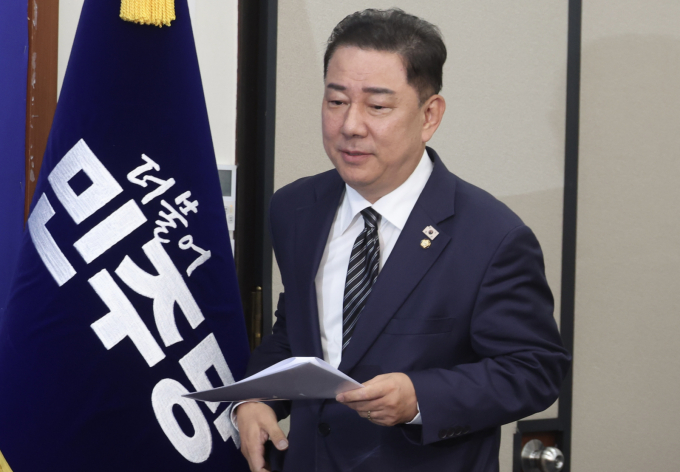 김병기 더불어민주당 대표 직무대행 겸 원내대표는 "미국과의 관세 협상이 성공적으로 타결됐다"며 "역시 이재명 정부다. 국익 중심의 실용 외교가 옳았다"고 평가했다.사진은 김병기 더불어민주당 당대표 겸 원내대표가 지난 30일 오전 서울 여의도 국회에서 열린 최고위원회의에 참석하고 있는 모습. /사진=뉴시스
