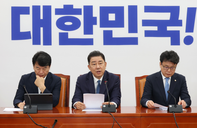 더불어민주당이 미국과의 관세 협상 타결에 대해 국익을 우선으로 한 실용외교 성과이라며 30일 당 정책조정회의에서 환영 입장을 냈다. 김병기 더불어민주단 대표 직무대행 겸 원내대표가 31일 서울 여의도 국회에서 열린 정책조정회의에서 발언하고 있다. /사진=뉴스1