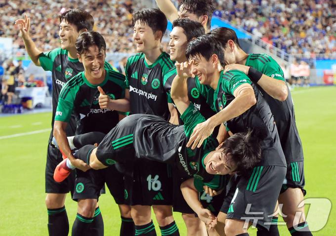 30일 오후 경기 수원시 팔달구 수원월드컵경기장에서 열린 쿠팡플레이 시리즈 팀 K리그와 잉글랜드 프리미어리그 뉴캐슬 유나이티드의 경기, 전반 선취골을 넣은 팀 K리그 김진규가 동료들과 함께 세리머니를 하고 있다. 2025.7.30/뉴스1 ⓒ News1 민경석 기자