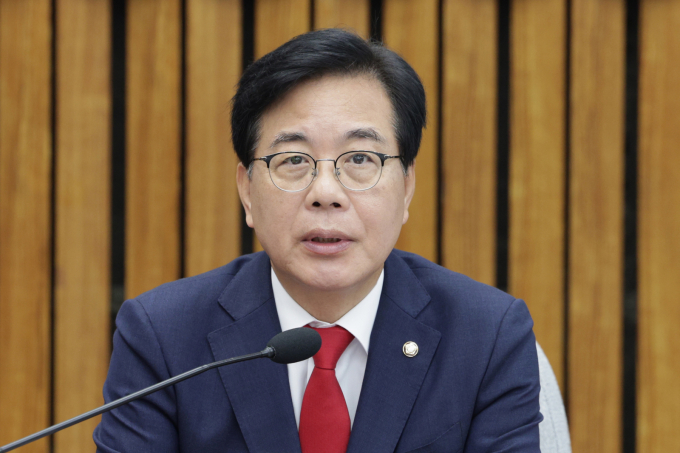  송언석 국민의힘 비상대책위원장이 31일 당 비대위 회의에서 여당의 3대 특검 특위 와 관련해 지적했다. 송언석 국민의힘 비상대책위원장 겸 원내대표가 31일 서울 여의도 국회에서 열린 외국인 부동산 실태 점검 및 역차별 방지 토론회에서 발언하고 있다. /사진=뉴스1