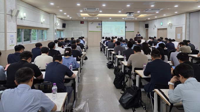 한국토지주택공사가  지난 18일 동탄2 의료복합개발 재공모에 대한 사업설명회를 진행하고 있다. /사진제공=화성특례시