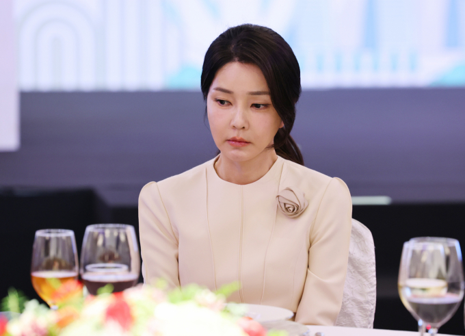 양평 공흥 지구 개발 특혜 의혹 등을 받는 김건희 여사의 오빠 김진우씨가 민중기 특별검사팀에 출석해 압수된 전자기기를 포렌식하고 있다. 사진은 지난해 10월19일(현지시각) 윤석열 전 대통령 부인 김건희 여사가 싱가포르 샹그릴라 호텔에서 열린 싱가포르 동포 초청 오찬 간담회에 참석한 모습. /사진=뉴시스