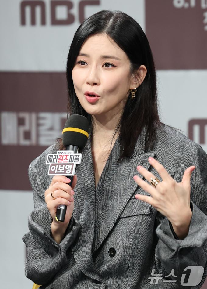 배우 이보영이 31일 오전 서울 마포구 MBC 골든마우스홀에서 열린 MBC 금토드라마 '메리킬즈피플' 제작발표회에 참석해 인사말을 하고 있다. '메리킬즈피플'은 치료 불가능한 환자들의 조력 사망을 돕는 의사와 이들을 추적하는 형사의 이야기를 다룬 서스펜스 드라마다. 2025.7.31/뉴스1 ⓒ News1 권현진 기자