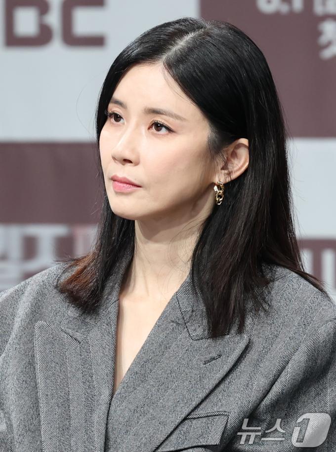 배우 이보영이 31일 오전 서울 마포구 MBC 골든마우스홀에서 열린 MBC 금토드라마 '메리킬즈피플' 제작발표회에 참석해 매력을 발산하고 있다. '메리킬즈피플'은 치료 불가능한 환자들의 조력 사망을 돕는 의사와 이들을 추적하는 형사의 이야기를 다룬 서스펜스 드라마다. 2025.7.31/뉴스1 ⓒ News1 권현진 기자