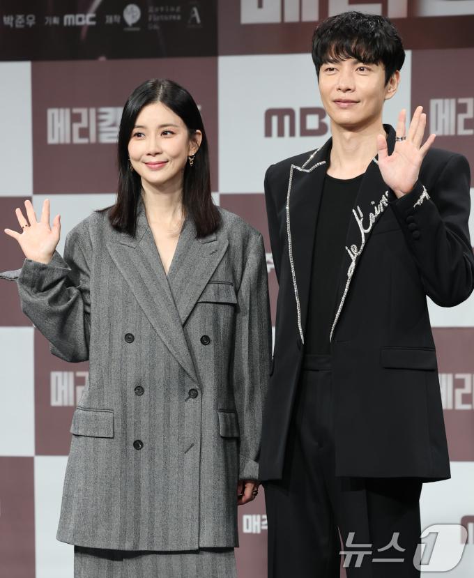 배우 이보영과 이민기(오른쪽)가 31일 오전 서울 마포구 MBC 골든마우스홀에서 열린 MBC 금토드라마 '메리킬즈피플' 제작발표회에 참석해 포즈를 취하고 있다. '메리킬즈피플'은 치료 불가능한 환자들의 조력 사망을 돕는 의사와 이들을 추적하는 형사의 이야기를 다룬 서스펜스 드라마다. 2025.7.31/뉴스1 ⓒ News1 권현진 기자
