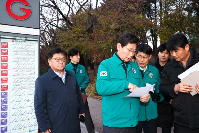 이상일 용인특례시장이 지난해 12월5일 오전 기흥역 버스정류장에서 광역버스 운행 상황을 점검하고 있다. /사진제공=용인특례시