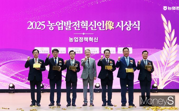 김영록 전남지사(오른쪽 세번째)와 서삼석 민주당 의원(왼쪽 두번째)이 2025 농업발전혁신인상을 수상한 후 수상자들과 기념촬영을 하고 있다/사진=농협전남본부 제공.