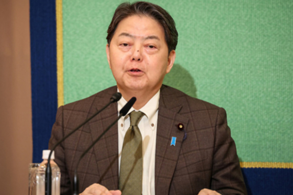 일본 정부가 한미 무역협상 타결 동향에 높은 관심을 갖고 주시하고 있다. 사진은 지난해 9월14일 일본 집권 자민당(LDP) 총재 선거 후보인 하야시 요시마사 관방장관이 일본 도쿄 닉슨 키샤 클럽에서 열린 토론회에서 연설하고 있는 모습. /사진=로이터