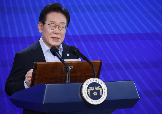 이재명 대통령이 31일 정부서울청사 별관에서 열린 장·차관 워크숍에서 한국·미국 상호 관세 협상에 대해 이빨이 흔들렸다고 말했다. 이재명 대통령이 31일 서울 종로구 정부서울청사에서 열린 '국민주권시대 공직자의 길' 고위공직자 워크숍에서 특강하고 있다. /사진=뉴시스(대통령실통신사진기자단)