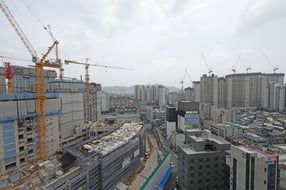 국토교통부가 31일 발표한 &#039;2025년도 시공능력 평가&#039;에서 삼성물산이 12년 연속 1위를 유지했다. 사진은 서울 시내의 한 건설현장 모습. /사진=뉴시스