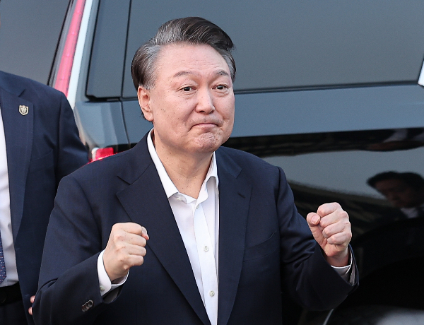 김건희 특검팀이 윤석열 전 대통령 체포영장 집행에 나선다. 사진은 윤석열 전 대통령이 지난 3월 법원의 구속취소 청구 인용으로 석방된 후 지지자들을 향해 주먹을 불끈 쥐며 인사하는 모습. /사진=뉴스1