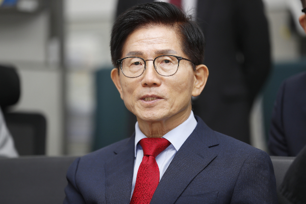 김문수 국민의힘 당대표 후보가 전당대회를 앞두고 이른바 '면접'을 예고한 한국사 강사 출신 전한길을 두고 우려를 표했다. 사진은 김문수 국민의힘 당대표 후보가 31일 오후 인천 남동구 인천시청 2층 기자실에서 기자들과 대화를 나누는 모숩. /사진=뉴시스