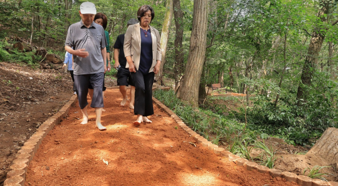 31일 열린 청계산 황톳길 개장식에서 신계용 과천시장(오른쪽) 시민과 함께 황톳길을 걷고 있다. /사진=과천시 