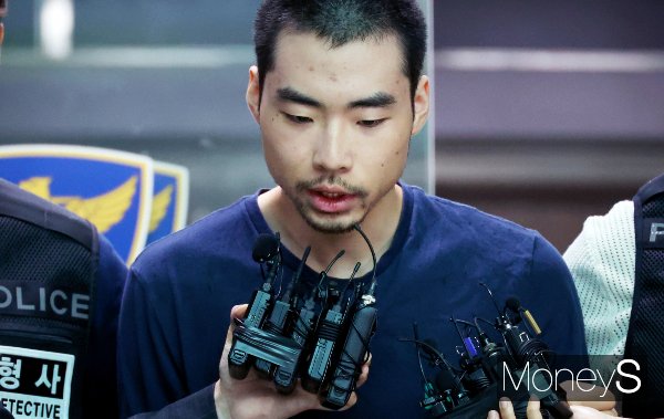 2023년 8월3일 최원종은 차를 몰고 성남시 분당구 서현동 AK플라자 백화점 인근 인도로 돌진하고 백화점 안으로 들어가 시민들을 향해 흉기를 마구 휘둘러 2명이 사망하고 12명이 다쳤다. 사진은 2023년 8월10일 '분당 흉기 난동 사건'의 피의자 최원종(22)이 경기 성남시 성남수정경찰서에서 수원지검 성남지청으로 구속 송치되고 있는 모습. /사진=임한별 기자