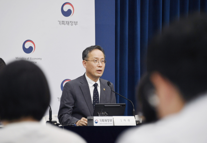 정부가 주식 거래에 따른 세율을 높이면서 배당주 투자를 장려한다. 사진은 지난 29일 '2025년 세제개편안 상세 브리핑'에 나선 이형일 기획재정부 차관./사진=뉴스1